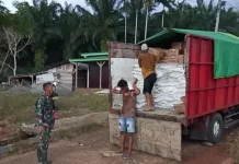 Babinsa Koramil Kaur Selatan Dampingi Pendistribusian Bantuan Pangan