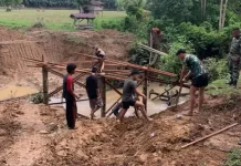 Satgas Koramil Manna Genjot Pembangunan Jembatan Perintis