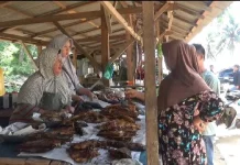 Libur Idul Adha, Penjual Ikan Asap Tambah Stok Ikan
