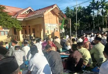 Warga Rigangan Tunaikan Sholat Idul Adha di Halaman Kantor Kecamatan Kelam Tengah