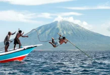 Mengenal Tradisi Lamalera Whale Catching