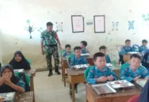 Babinsa Koramil Kaur Utara Monitoring Pendistribusian MBG di Sekolah