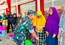 Pangdam XXI/Radin Inten Berbagi Paket Sembako ke Masyarakat Bengkulu Selatan