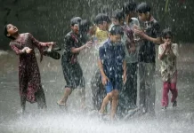 Mandi Hujan Masih Jadi Kegembiraan Sederhana Bagi Anak-anak