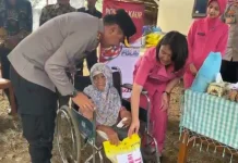 Polres Kaur Tembus Desa Terpencil Salurkan Baksos