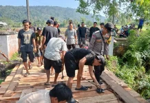 Sinergi Polres Seluma Bersama Warga Perbaiki Jembatan Desa