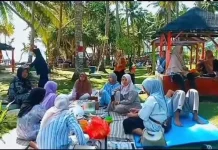 Wisatawan Dihimbau Tidak Mandi Laut saat Ombak Tinggi