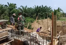 Satgas Jembatan Koramil 408-05/Manna  Lanjutkan Pengecoran Jembatan Beton