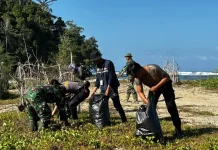 Polres Kaur dan TNI Gandeng Mahasiswa UNIB beserta Warga Gelar Aksi Bersih Pantai