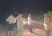 Babinsa Koramil Kaur Utara Bantu Padamkan Karhutla
