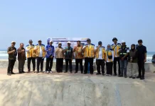 Tinjau Abrasi Pantai, Erna Sari Dewi Ingatkan Warga Jaga Kebersihan dan Fasilitas