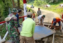 Babinsa Koramil Pino Monitoring Pembangunan Jembatan Gantung Air Sebilo