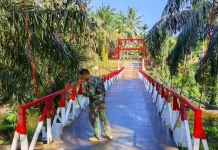 Babinsa Koramil Pino Monitoring Pembangunan Jembatan Gantung