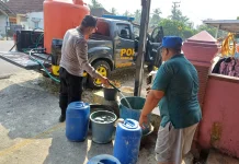 Dampak Kemarau, Polres Kaur Salurkan Bantuan Air Bersih