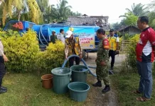 Danramil 408-01 Pino Dampingi Pendistribusian Air Bersih untuk Masyarakat