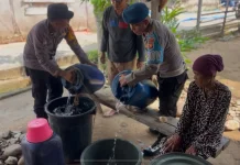Polsek Muara Sahung Salurkan Air Bersih dan Minta Warga Cegah Kebakaran
