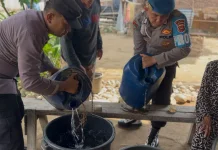 Salurkan Air Bersih, Warga Antusias Bukti Polri Hadir
