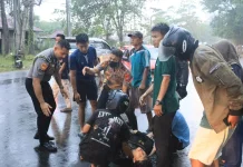Kapolda Bengkulu Sigap Evakuasi Korban Kecelakaan di Pantai Panjang