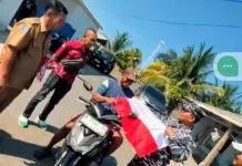 Kesbangpol Bengkulu Selatan Laksanakan Pembagian Bendera ke Masyarakat