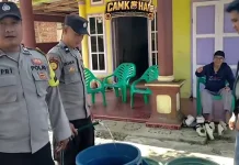 Polsek Kaur Tengah Sakurukan Air Bersih Kepada Warga Cahaya Batin