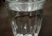 Inilah Penjelasan nya, Minum Air Hangat atau Air Dingin saat Demam