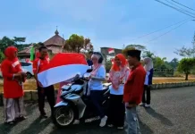 Kemenag Kaur Bagikan Bendera Merah Putih, Semarak HUT ke-81 RI