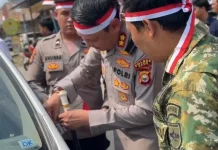 Kobarkan Semangat Kebangsaan, Kapolres Kaur Bagikan Bendera Merah Putih