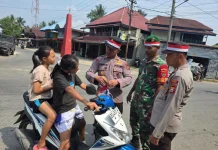 Babinsa Koramil Kaur Utara Bagi-bagi Bendera Merah Putih