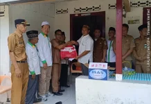 Dinsos Kaur Berikan Bantuan Korban Kebakaran di Maje