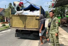 Babinsa Koramil Kaur Selatan Monitoring Penyaluran Bantuan Pangan