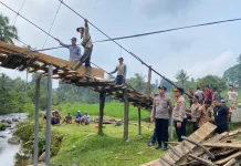 Gotong Royong Polri dan Warga Perbaiki Jembatan Lubuk Titik di Bengkulu Utara