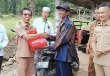 Dinsos Kaur Salurkan Bantuan Korban Kebakaran Maje