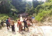 Babinsa Kaur Selatan Monitoring Pembangunan Jembatan Gantung