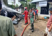 Babinsa Koramil Kaur Utara Bantu Padamkan Kebakaran Rumah Warga