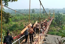 Jembatan Gantung Kalbang Diperbaiki, Akses Warga Angkut Hasil Pertanian Lancar