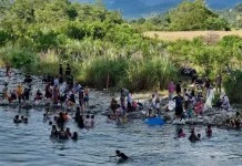 Kemarau Panjang, Warga Pagulir Andalkan Sungai untuk Mandi dan Mencuci