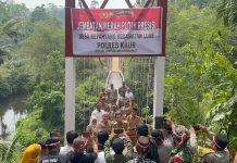 Kapolres Kaur Resmikan Jembatan Merah Putih Presisi