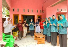 Tim Membara dan TP PKK Bengkulu Selatan Serahkan Bantuan Berobat