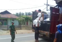 Koramil Kaur Utara Pantau Pendistribusian Bantuan Pangan