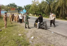 Koramil Kaur Utara Bagikan Masker Kepada Warga di Jalan Raya
