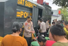 Mobil AWC Polres Kaur Suplai Air Bersih Bagi Warga Kinal