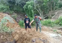 Babinsa Koramil Kaur Selatan Monitoring Pembangunan Jembatan