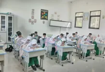 Sisiwa Sisiwa MIN Enam Kaur Melaksankan Sumatif Tengah Semester