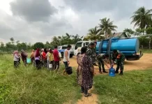 Anggota Kodim Bengkulu Selatan Salurkan Bantuan Air Bersih