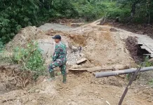 Babinsa Koramil Kaur Selatan Monitoring Pembangunan Jembatan Sinar Mulya