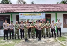 HUT TNI: Danramil Kaur Utara Terima Tumpeng Kapolres Kaur