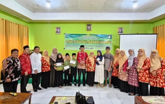 Kemenag Kaur Bersama DWP Salurkan Sembako dan THR