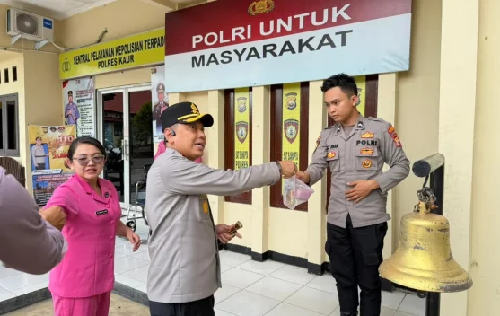 Kapolres Bersama Ketua Bhayangkari Kaur Bagikan Takjil di Pekan Terakhir Ramadan