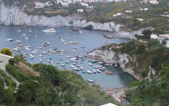 Ponza: Permata Tersembunyi Italia di Jantung Laut Tyrrhenian