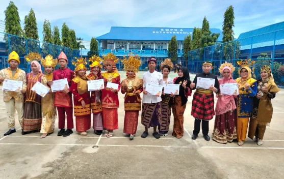 SMPN 4 Bengkulu Meriahkan Hardiknas dengan Lomba Busana Adat Nasional